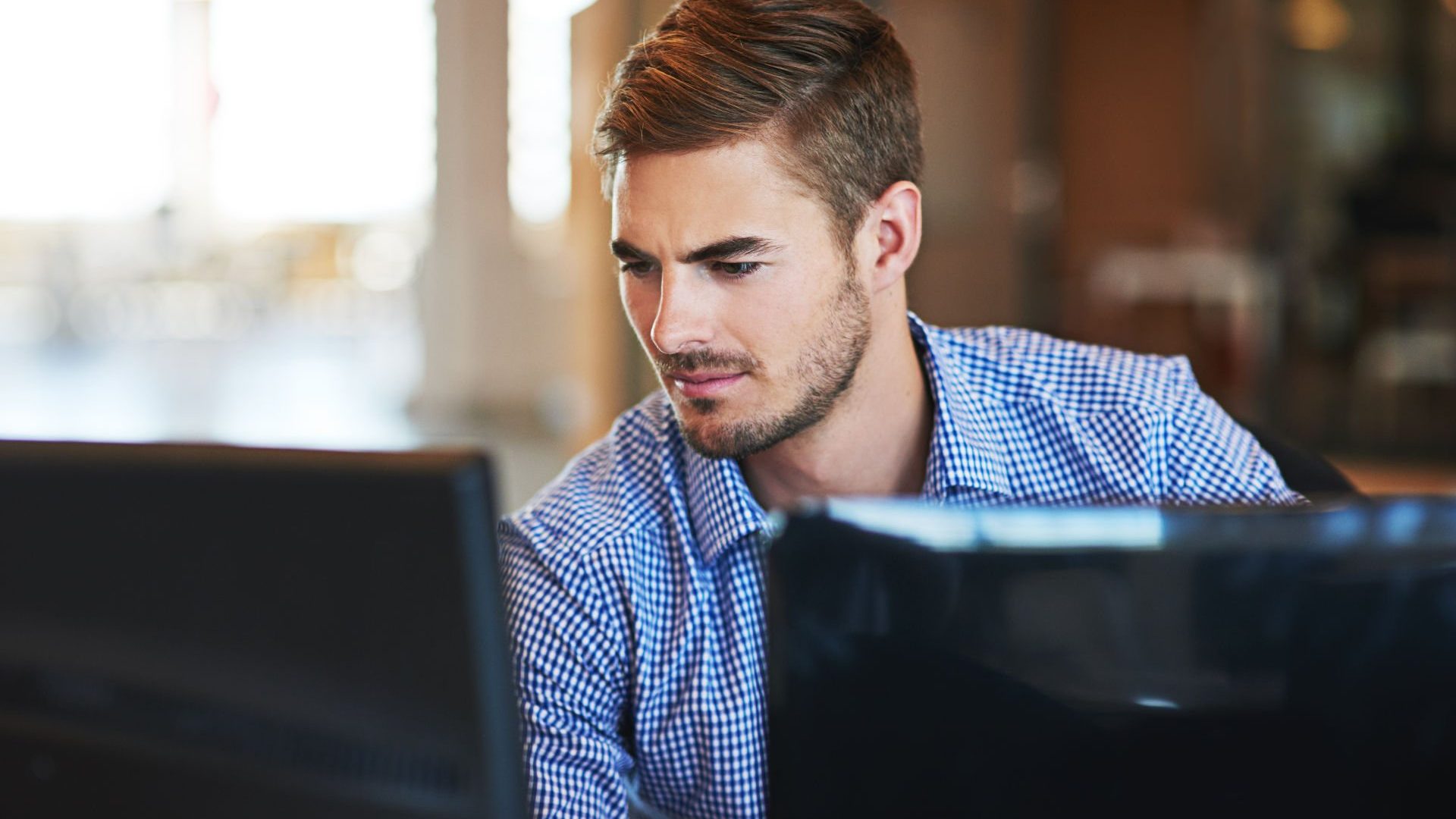 New Software homme devant son écran ordinateur