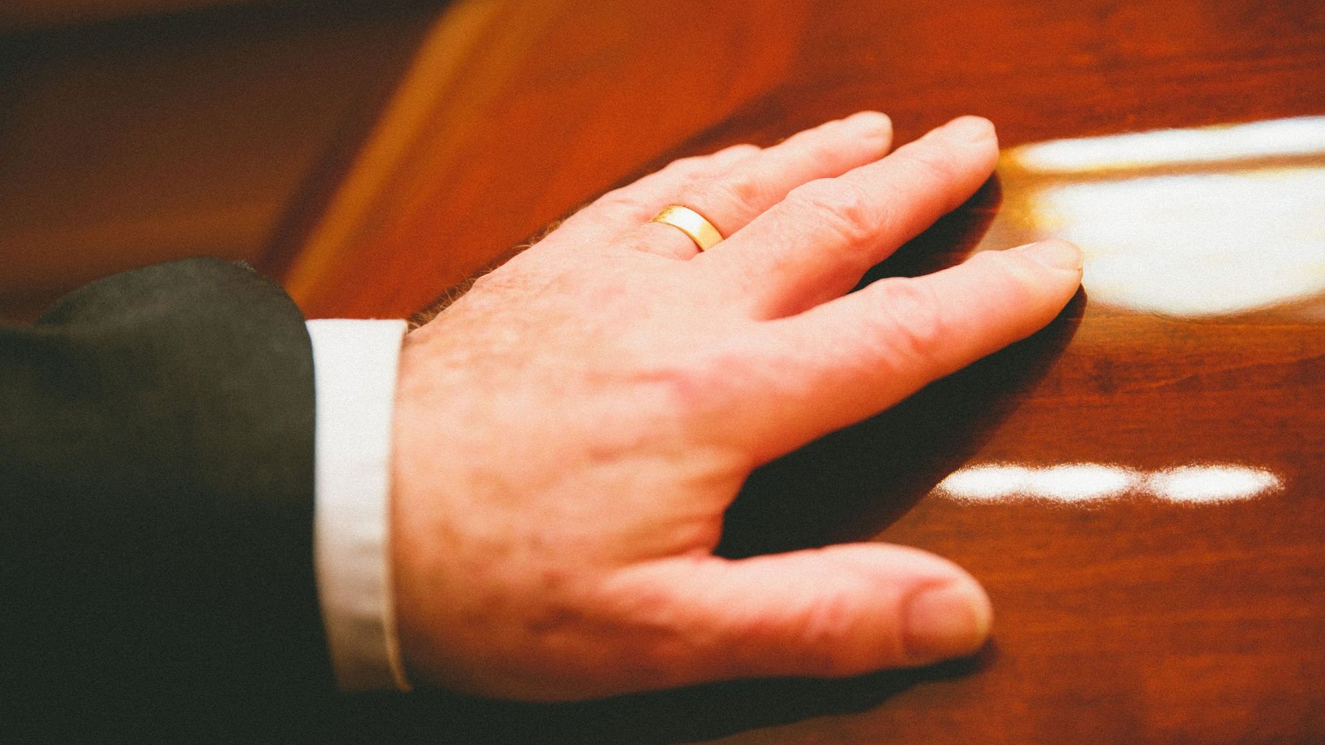 France obsèques main sur cercueil