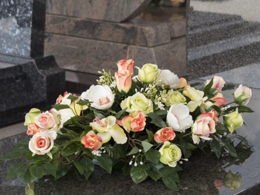 Funecap Groupe Atelier du Funéraire composition fleurs artificielles