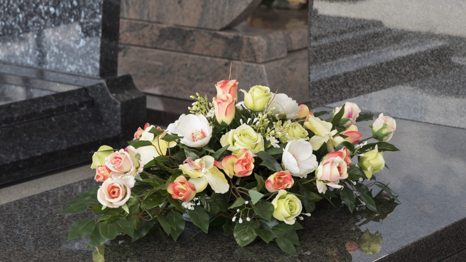 Funecap Groupe Atelier du Funéraire composition fleurs artificielles