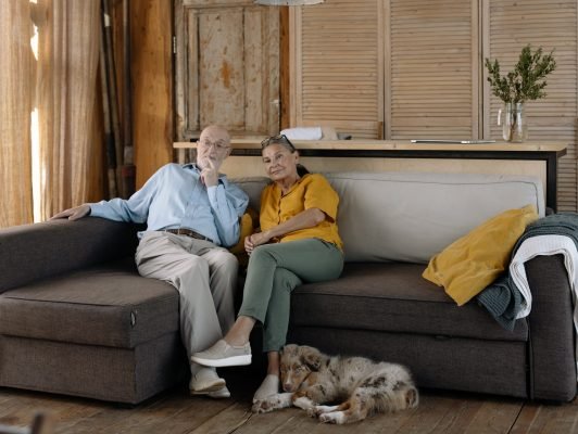 FUNECAP-GROUPE-Couple-personnes-agees-et-chien